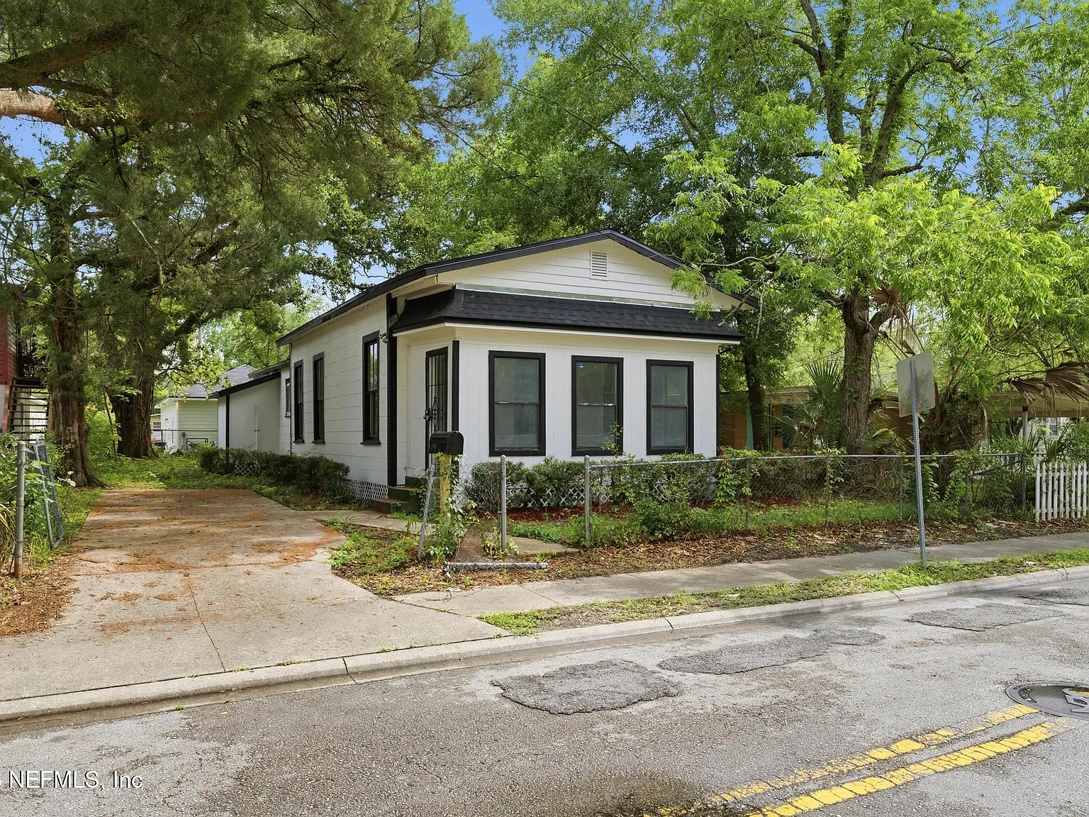 3 bed, 1.5 bath, 1129 sqft, $1,375 — Photo 1