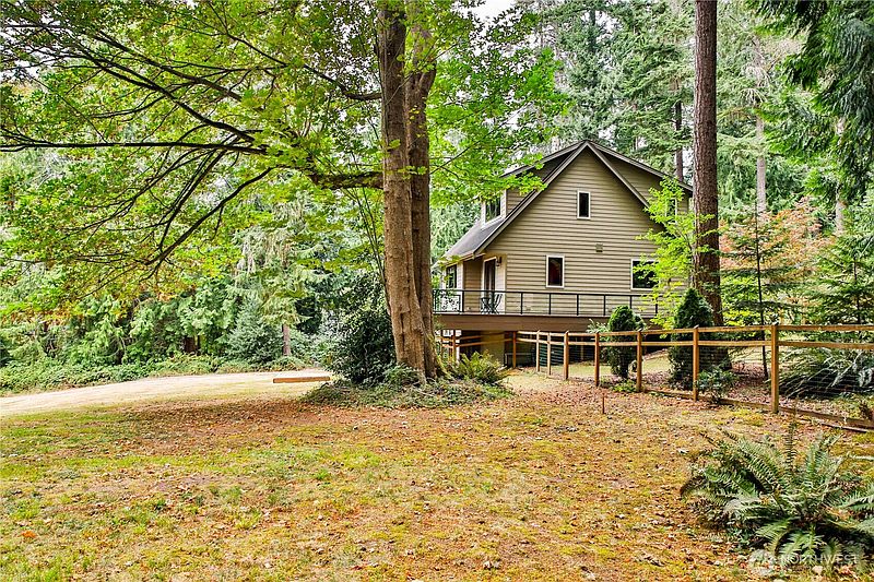 3rd image of 8039 Cultus Bay Road