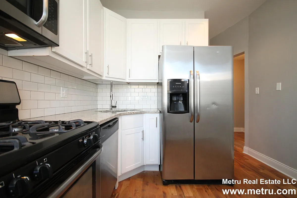 Building Photo - 1414 W Montrose Ave #3W