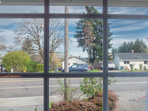 5th image of 3407 E McLoughlin Blvd