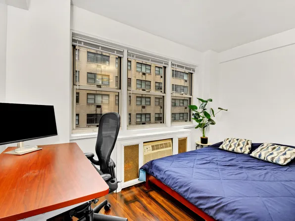 321 East 45th Street 8H image 2 of 5