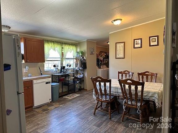 5th image of 124 Robins Hill Ln