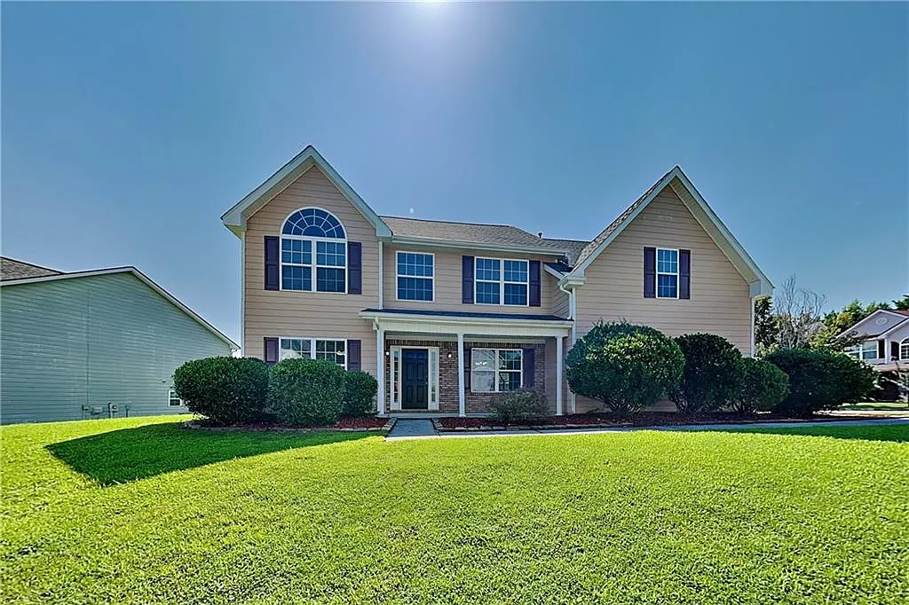 4 bed, 3.0 bath, 2696 sqft, $2,425 — Photo 1