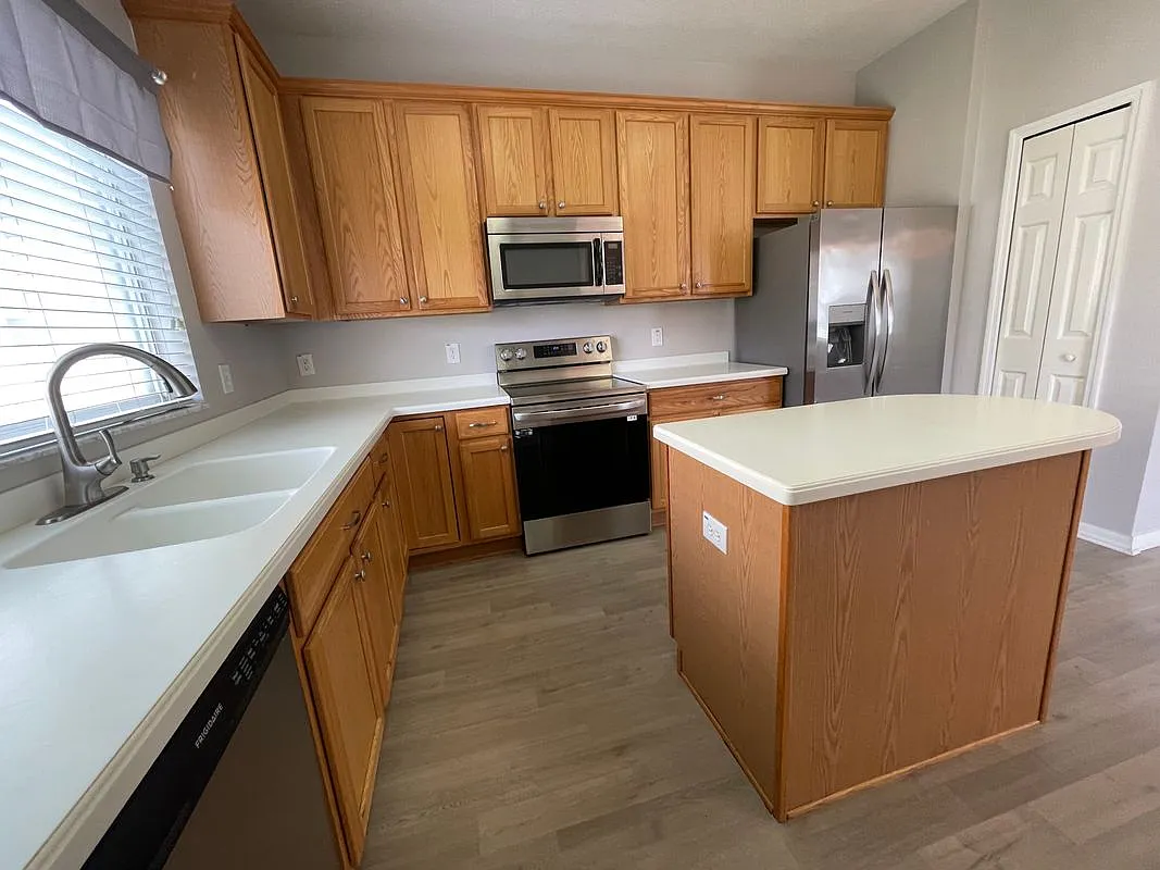 3 bed, 2.5 bath, 1768 sqft, $2,400 — Photo 3