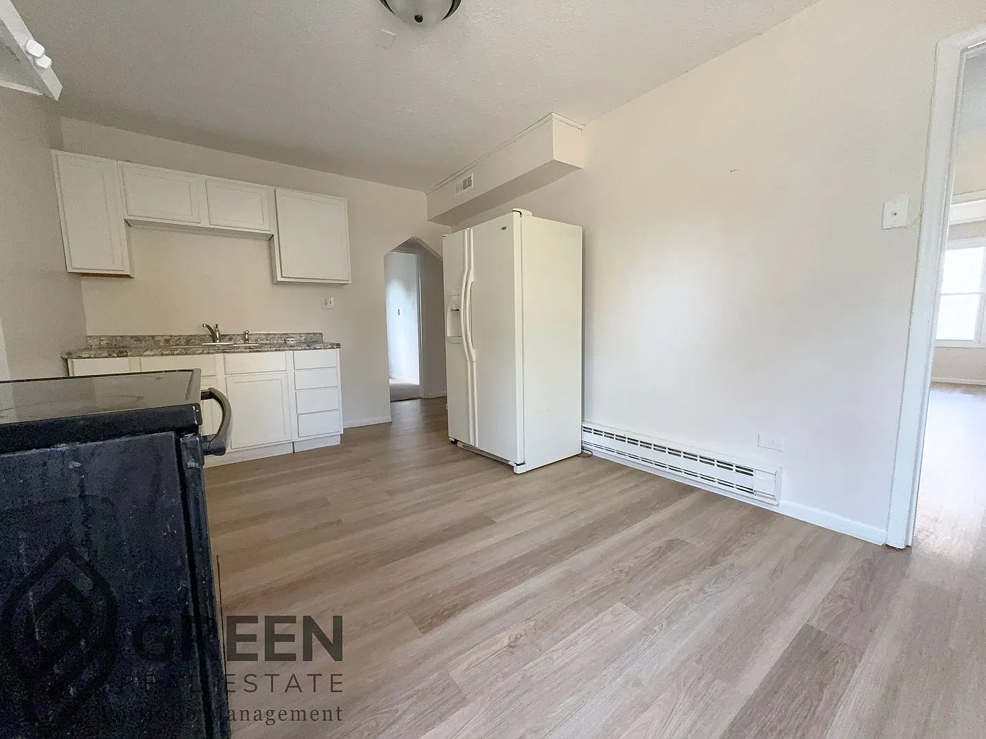 592 N Dearborn Ave — Photo 2