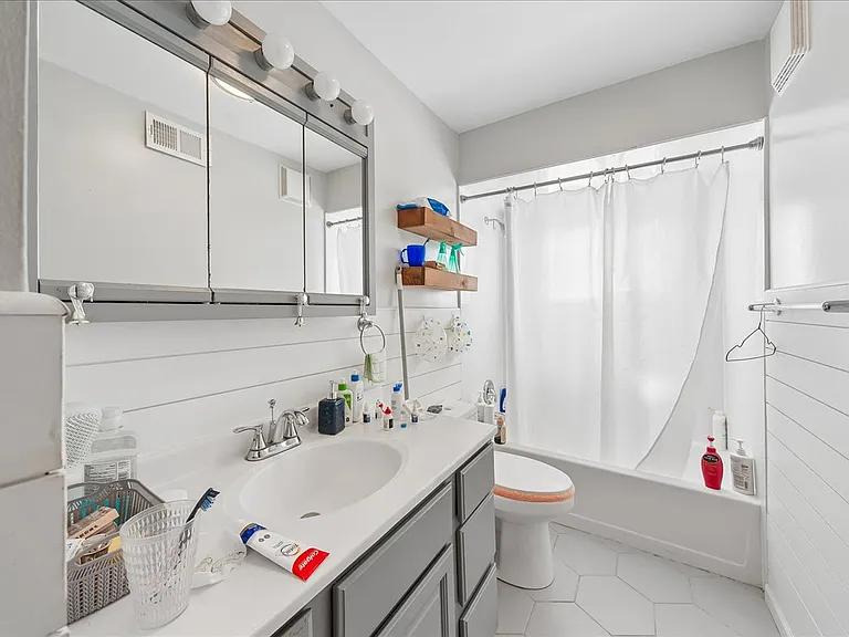 235 W Johnson St #1B — Photo 6