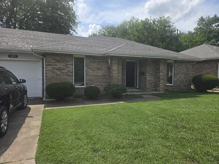 2051 S Kentwood Ave — Photo 1