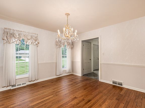 3rd image of 11 Oaklane Dr