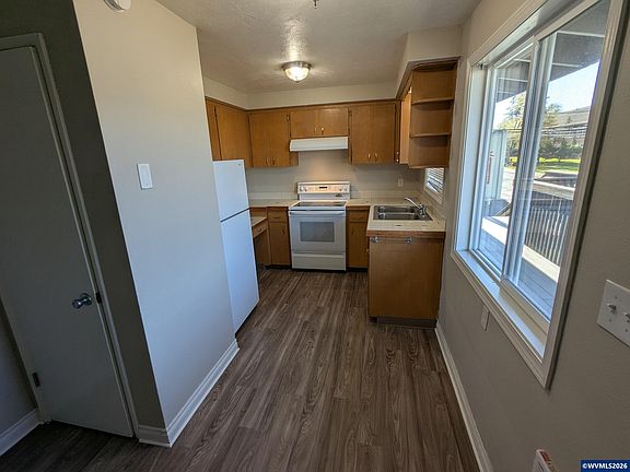 3rd image of 1207 D St NE