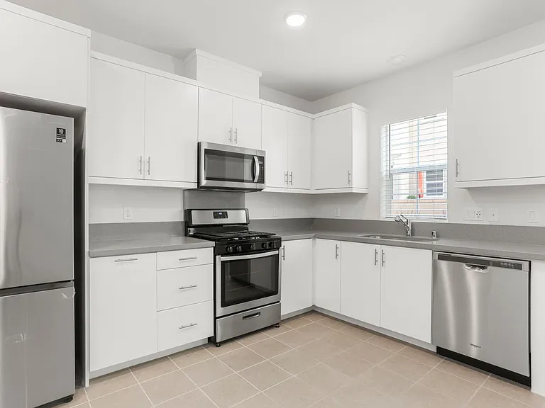 821 Blackstone Dr — Photo 24