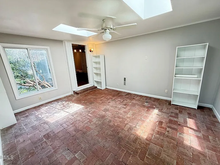 2667 Davis St — Photo 18