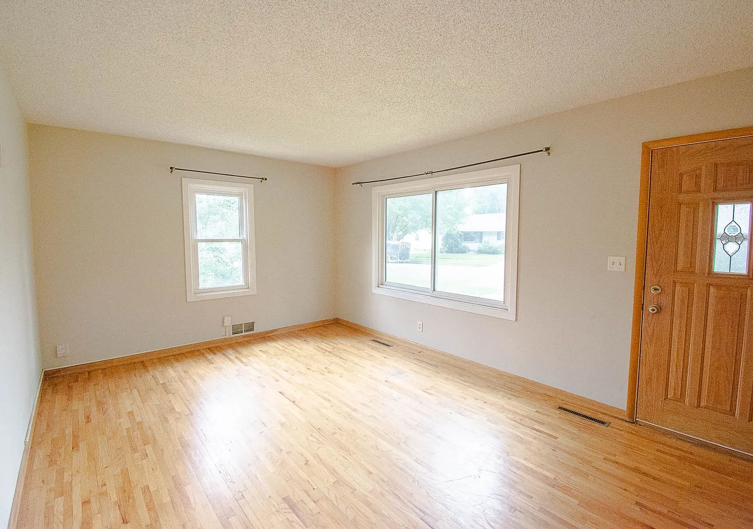 3BR Home on Large Corner Lot NW Rochester — Photo 2