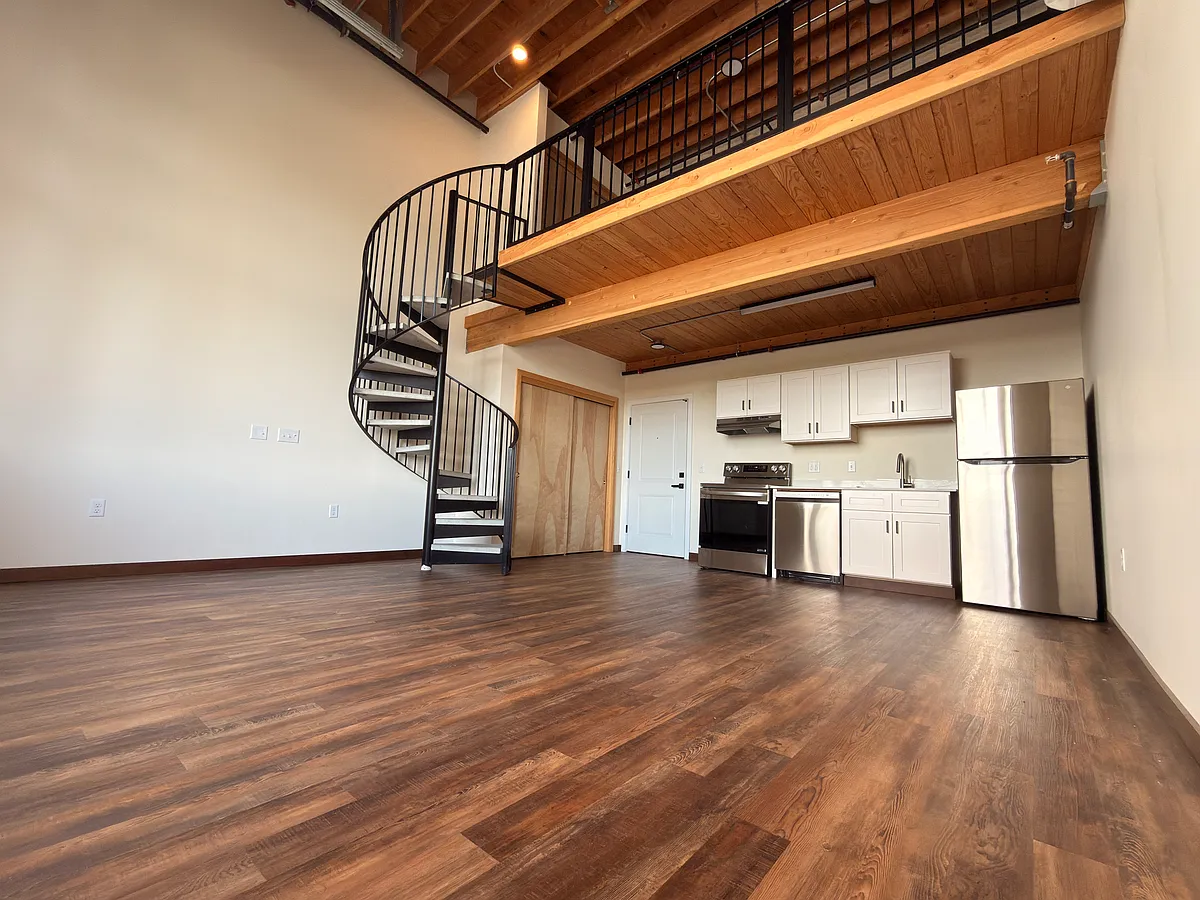 Building Photo - 2550 NE Sandy Blvd #315