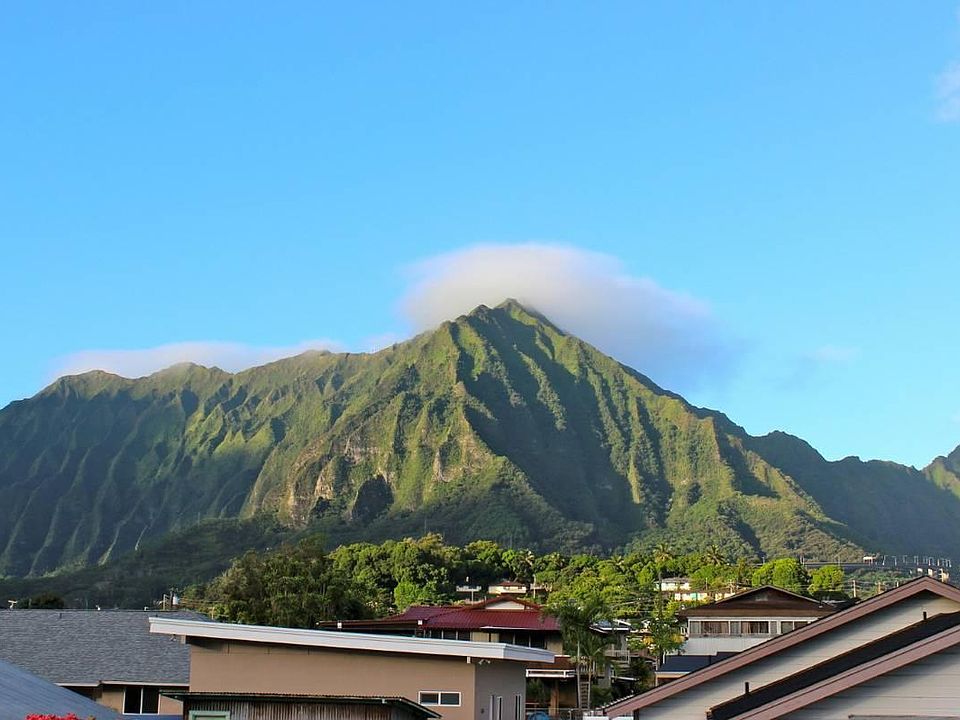 Beatiful views of the Koolau's from your living room and bedrooms