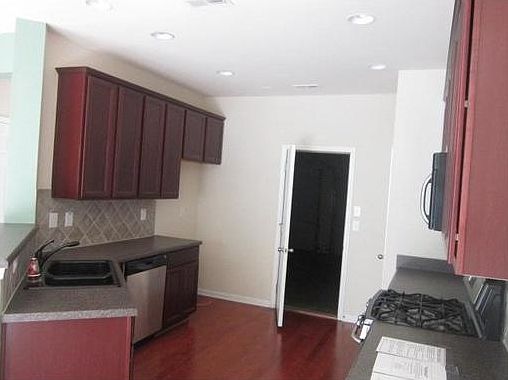 4th image of 33 Jekyll Dr