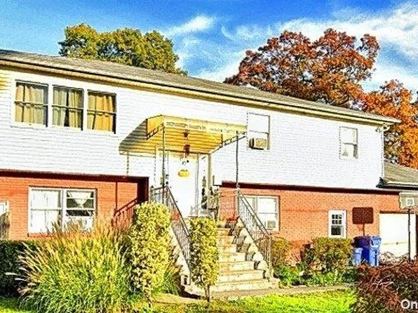 42 8th Avenue, Huntington Station, NY 11746