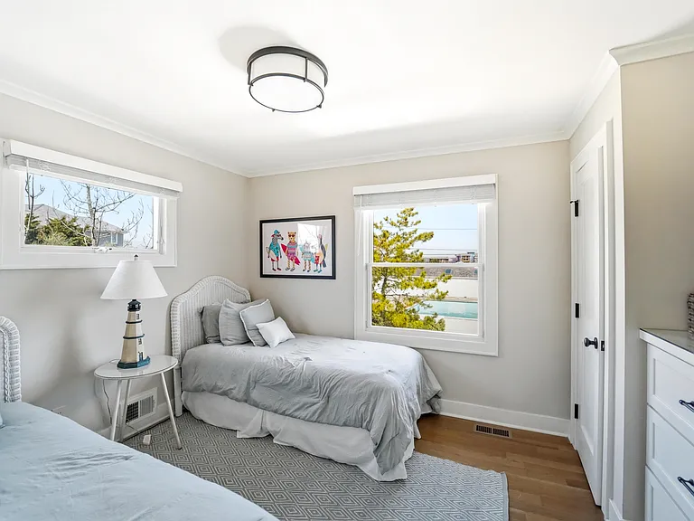 355 Dune Rd — Photo 15