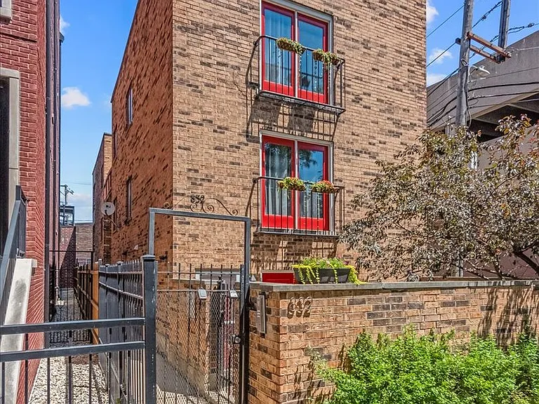 832 W Barry Ave #2 — Photo 1
