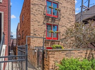 832 W Barry Ave #2, Chicago, IL 60657