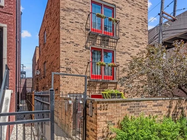 832 W Barry Ave #2, Chicago, IL 60657