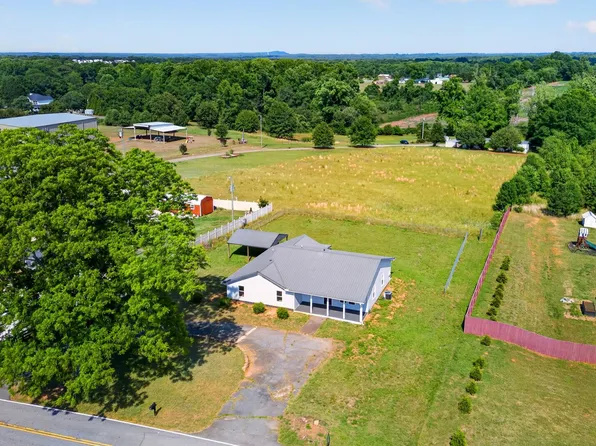 583 Berry Rd, Boiling Springs, SC 29316