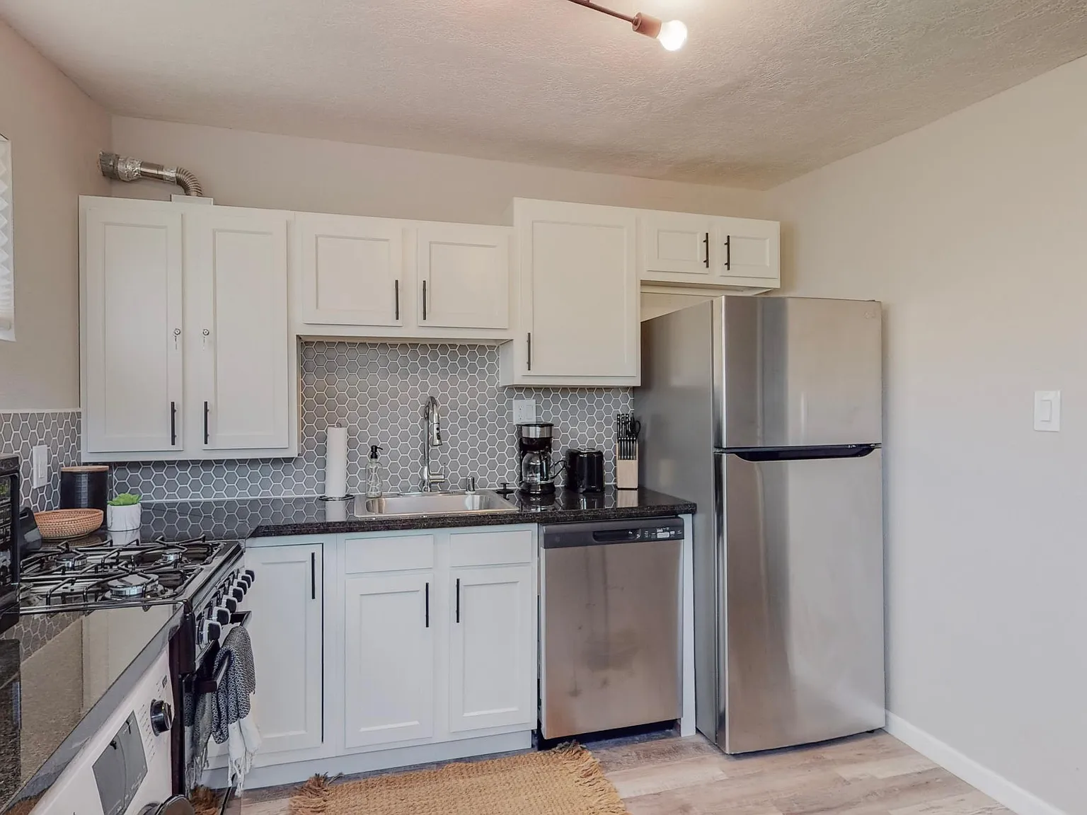 2 bed, 800 sqft, $1,900 — Photo 3