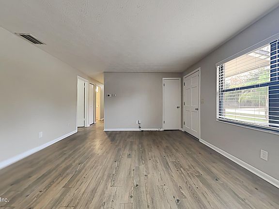 4th image of 270 BLAIRMORE Boulevard