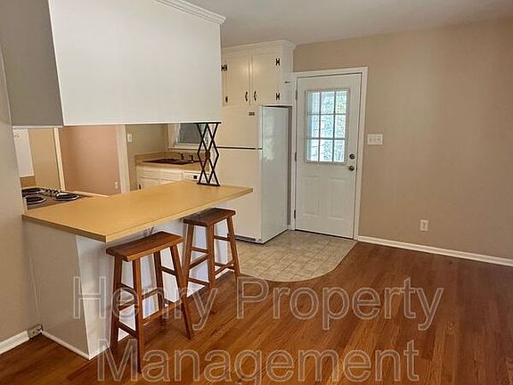 4th image of 713 Spring St