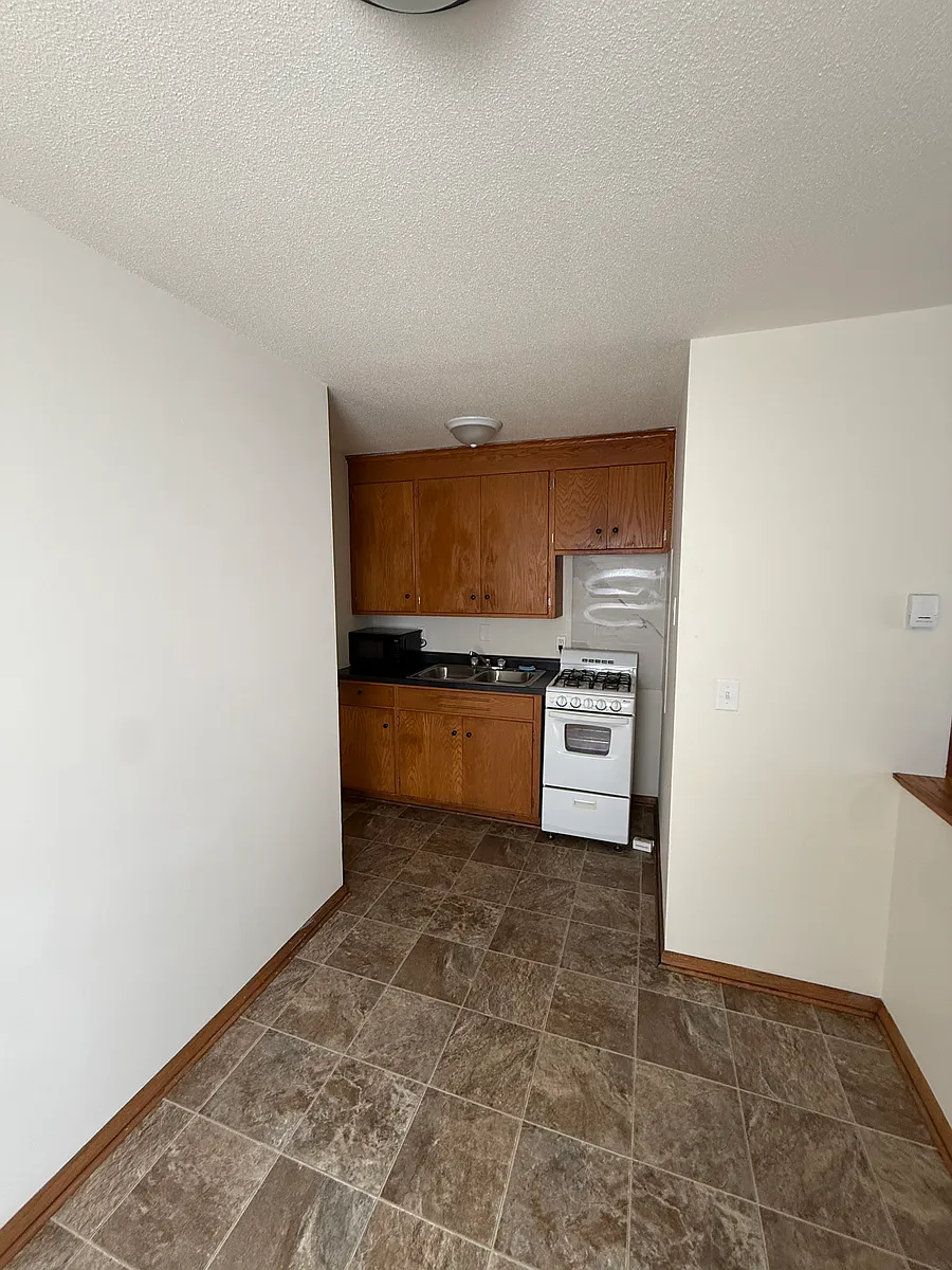 Building Photo - 910 Lynde Dr NE #101