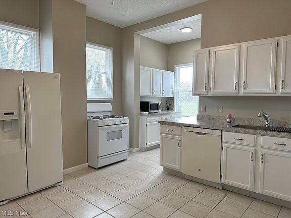 4th image of 3323 Sackett Ave