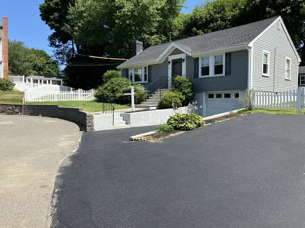 9 Oak Ridge Rd, Stoneham, MA 02180