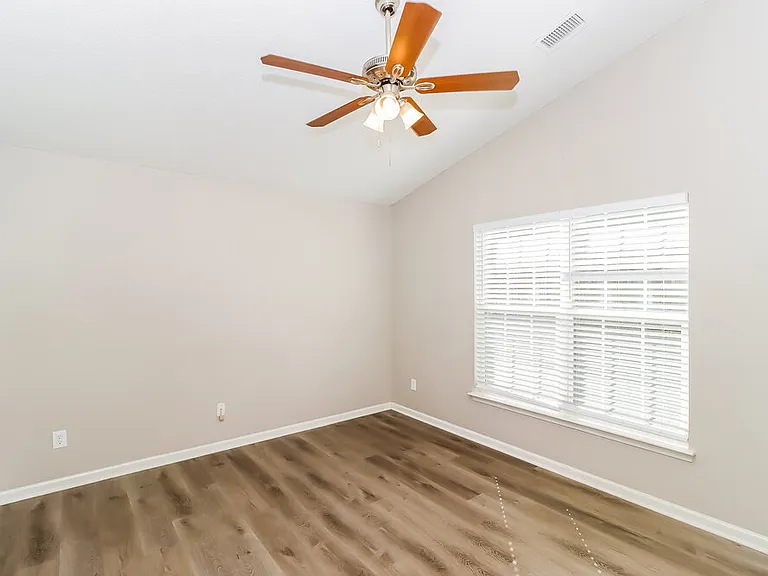 135 Winborne Dr — Photo 9