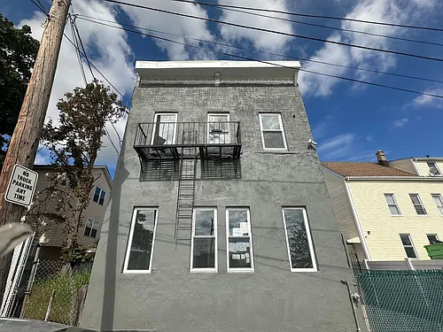 208 5th St Photo 1