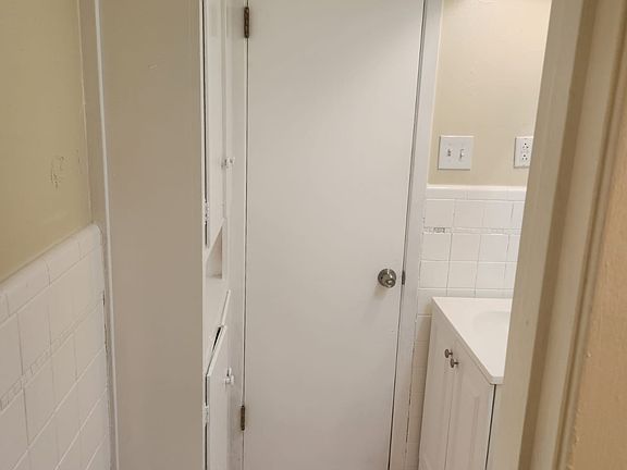 5th image of 615 S 1st St
