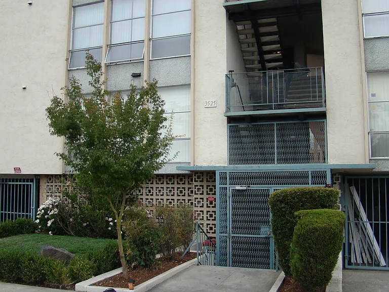 Dimond Apartments — Photo 1