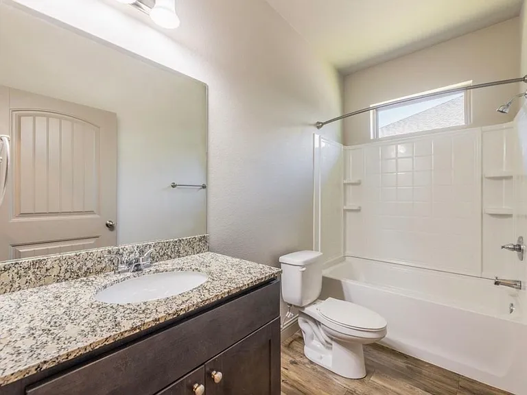512 E Akard St #400 — Photo 18