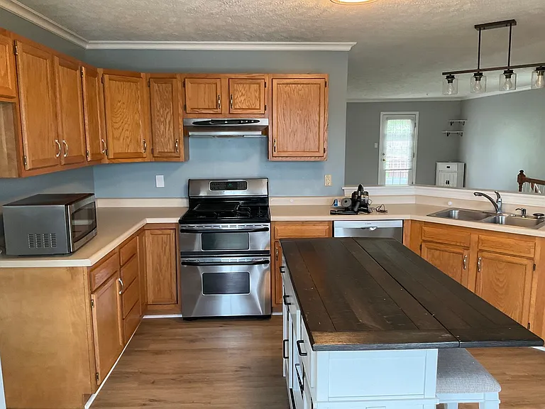 1049 Royal Dr — Photo 3
