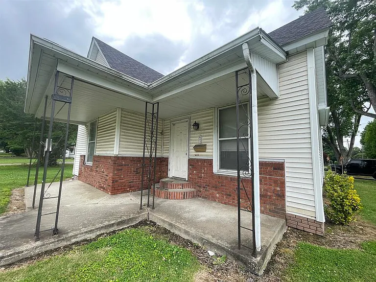 402 S Bentley St — Photo 1