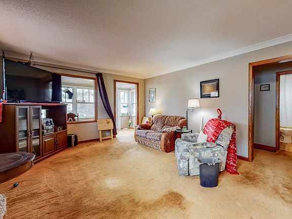 4th image of 1665 Bush Ave