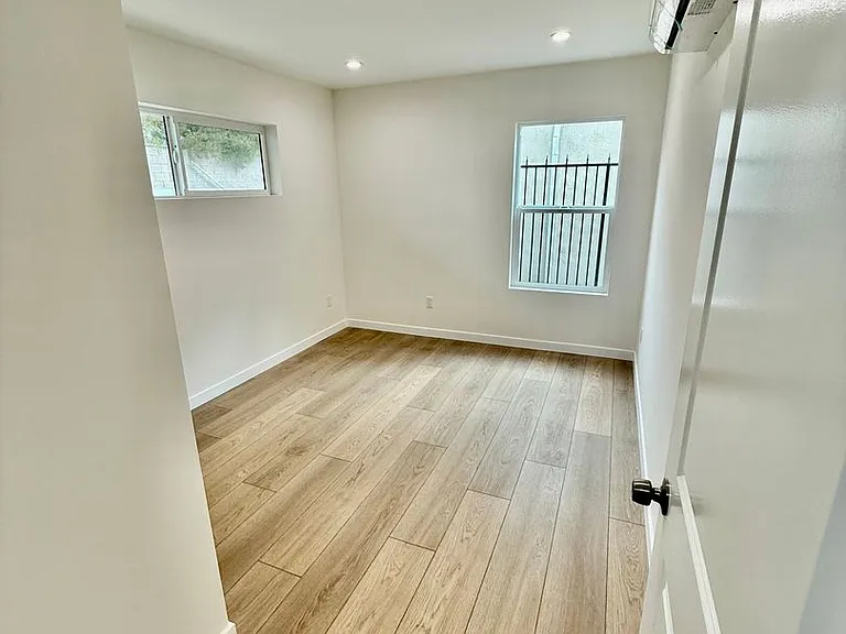 449 Oakhurst — Photo 20