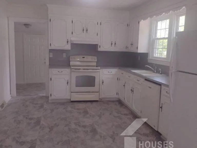 130 Ellison St — Photo 5