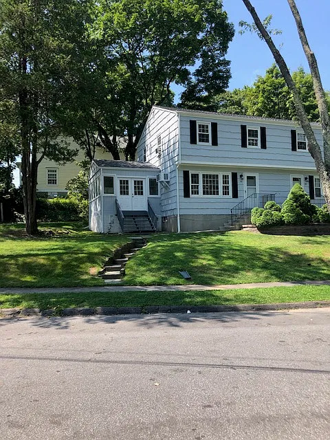 8 E Hills Dr