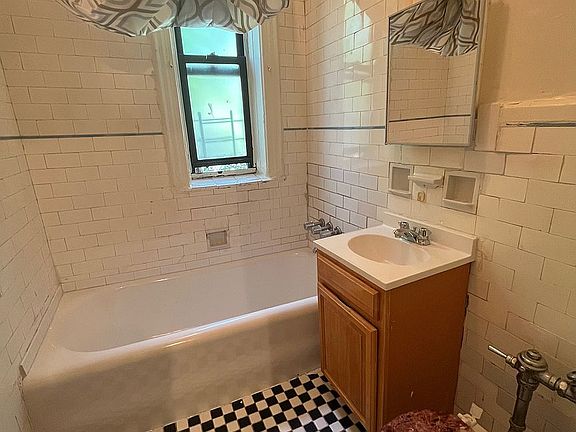 3rd image of 85 E 43rd St #B3