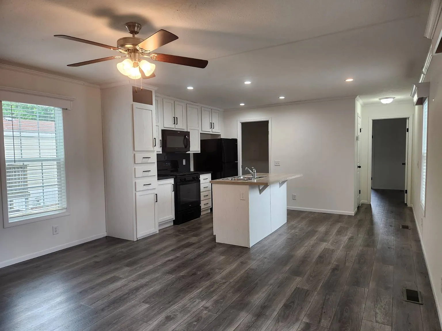 3 bed, 2.0 bath, 910 sqft, $1,200 — Photo 2