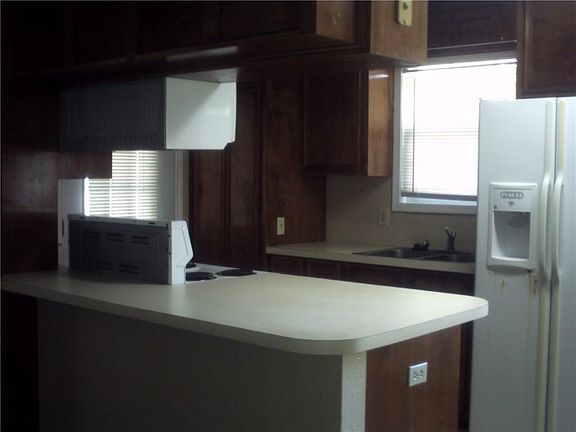 3rd image of 2021 Woodcrest Dr