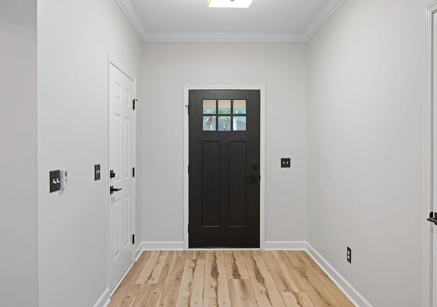 Upgraded Luxury Townhouse — Photo 3