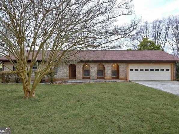 457 Castleaire Dr, Stone Mountain, GA 30087