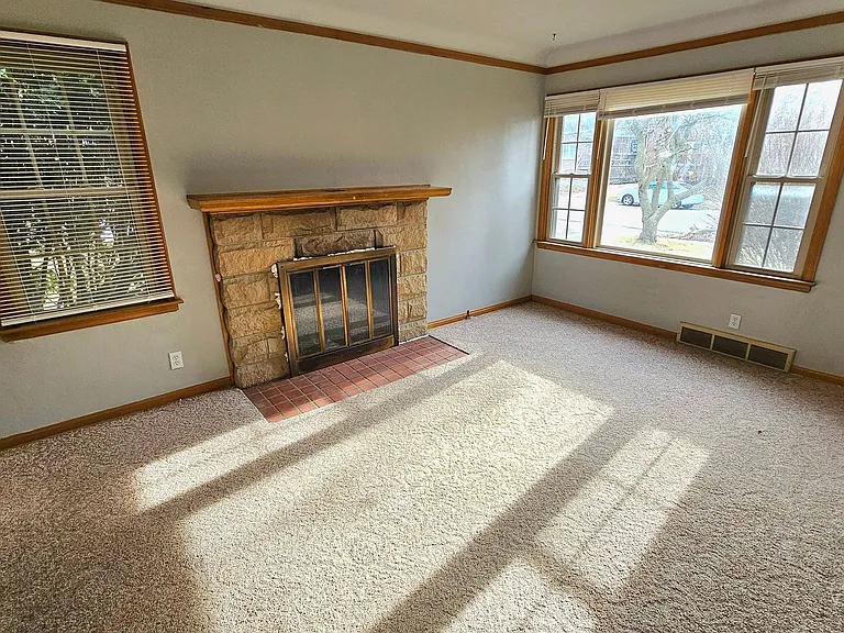 548 Arlington Ave — Photo 2