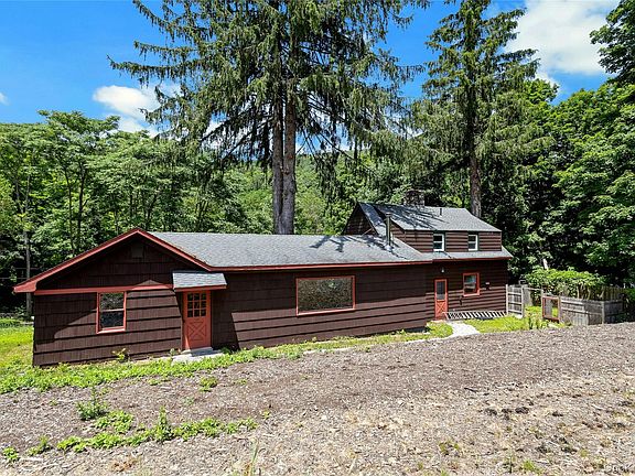 4th image of 490 Peekskill Hollow Road
