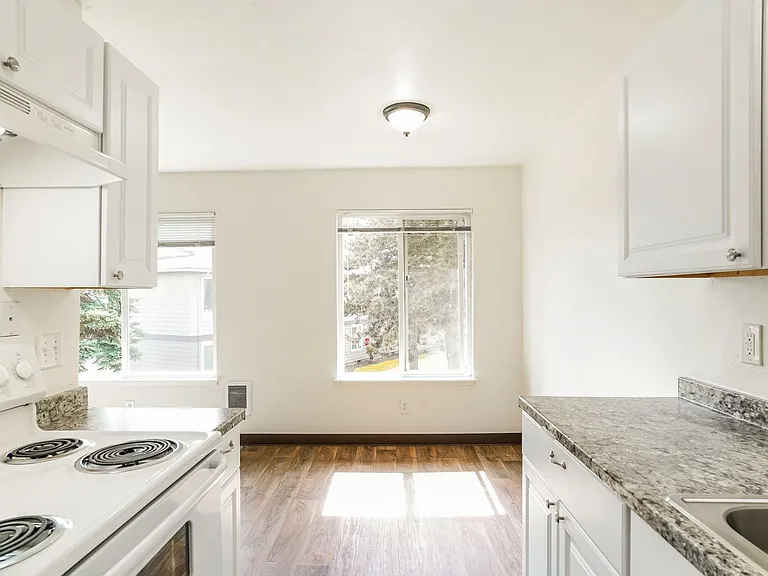 Brighton Park East Apartments — Photo 11
